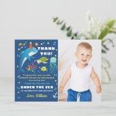 Navy Blue Dolphin onder Zee Birthday Foto Bedankkaart (Staand voorkant)