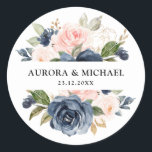 Navy Blue Dusty Blush Pink Floral Wedding Ronde Sticker<br><div class="desc">Donkerblauw blauw,  roze bruinroze trouwsticker met elegante bouquet van blauw van de marine,  koninklijk blauw,  wit,  zwart roos en groene eucalyptusbladeren. Neem contact met mij op voor hulp bij aanpassingen of als u een ander product nodig hebt met dit ontwerp.</div>