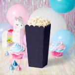 Navy Blue Eenvoudige Aantrekkelijke Popcorn Bedankdoosjes<br><div class="desc">Verras gasten met deze aanpasbare marineblauwe popcorndozen,  die eenvoud en stijl combineren. Perfect voor bruiloften,  verjaardagen of bedrijfsevenementen,  hun opvallende ontwerp past bij elke viering. Personaliseer met namen,  datums of berichten voor een uniek tintje. Geweldig voor popcorn,  snoep of kleine lekkernijen waar je gasten dol op zullen zijn.</div>
