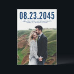 Navy Blue Eenvoudige typografie foto Save the Date<br><div class="desc">Hedendaags en uniek bewaren de datum fotokaart,  de perfecte manier om uw trouwdag aan te kondigen. Moderne foto bewaar de datumkaart met marineblauw eenvoudige typografie. Personaliseer deze moderne bewaar de datum door uw gegevens toe te voegen. Andere kleuren zijn beschikbaar.</div>