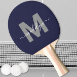 Navy Blue Elegant Script Naam Monogram Tafeltennisbatje<br><div class="desc">Creëer Uw eigen gepersonaliseerde Navy Blue Elegant Script naam Monogram Ping Pong Paddle. Deze chique pingpongpeddel heeft een stijlvol monogram aan de voorkant met een plat, grijs initiaal op een diepblauwe marineblauwe achtergrond, gecombineerd met een klassieke witte scriptnaam voor een gepersonaliseerde touch. De achterkant blijft een gewoon marineblauw, maar u...</div>