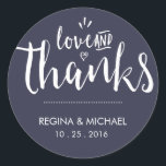 Navy Blue Elegant Script Wedding Dank u Sticker<br><div class="desc">De  en rustige decoratieve doopvontbruiloft van het manuscript dank u sticker. Elegant en klassiek design marineblauw en witte bruiloft begunstigt sticker. Klassieke bruiloft,  vrijgezellenfeest cadeaulabel,  verjaardagsfeest,  verloving diner,  baby shower en nog veel meer. De achtergrondkleur kan in uw gewenst thema worden veranderd.</div>