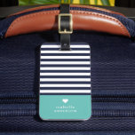 Navy Blue en Aqua Chic Stripes Heart Monogram Bagagelabel<br><div class="desc">Stijlvol op maat gedrukt bagagelabel in aqua, marineblauw en witte kleuren. Dit ontwerp is voorzien van een preppy klassieke marine en wit gestreepte patroon. Personaliseer het met jouw naam monogram of andere aangepaste tekst met een schattig hartsymbool. Voeg uw contactgegevens op de achterkant toe in hoesje dat uw bagage tijdens...</div>