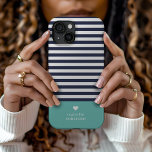 Navy Blue en Aqua Chic Stripes Heart Monogram iPhone 15 Case<br><div class="desc">Stijlvolle aangepaste telefoonbehuizing in aqua, blauw en witte marinekleuren. Dit ontwerp kenmerkt een preppy klassieke marine en wit gestreepte patroon. Pas het aan met jouw naam monogram of andere douanetekst met een schattig hartsymbool. Gebruik de ontwerphulpmiddelen om het even welke achtergrondkleuren te kiezen, de tekstdoopvonten en de kleuren uit te...</div>