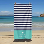 Navy Blue en Aqua Chic Stripes Heart Monogram Strandlaken<br><div class="desc">Stijlvolle aangepaste strandlaken in aqua, marineblauw en witte kleuren. Dit ontwerp is voorzien van een preppy klassieke marine en wit gestreepte patroon. Personaliseer het met jouw naam monogram of andere aangepaste tekst met een schattig hartsymbool. Gebruik de ontwerpgereedschappen om achtergrondkleuren te kiezen, de tekstlettertypen en -kleuren te bewerken en uw...</div>