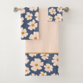 Navy blue en beige floral bad handdoek (Insitu)
