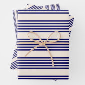Navy blue en beige vijf strepen patroon inpakpapier vel (In situ)