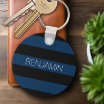 Navy Blue en Black Rugby Stripes met aangepaste na Sleutelhanger<br><div class="desc">Donkere Blues en een sportief zwart — een mannelijk patroon voor de jongens en jongens in je familie. Een gewaagd en modern ontwerp met een gebied voor aangepaste tekst. Als u het kunstwerk moet aanpassen of de doopvont veranderen, kunt u op het aanpassingsgebied klikken. Dit zal u aan het ontwerphulpmiddel...</div>