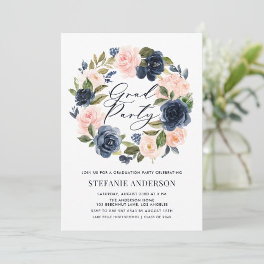 Navy Blue en Blush Bloemenkrans Afstuderen Kaart (Staand voorkant)