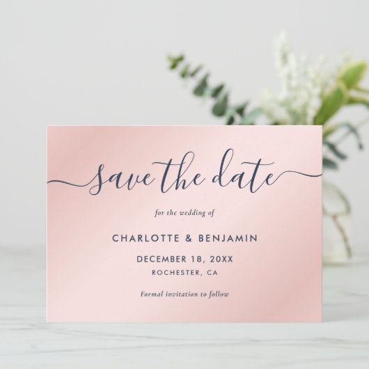 Navy Blue en Blush Modern Script Wedding Save The Date (Staand voorkant)