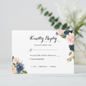 Navy Blue en Blush Pink Floral Wedding RSVP Kaartje (Staand voorkant)