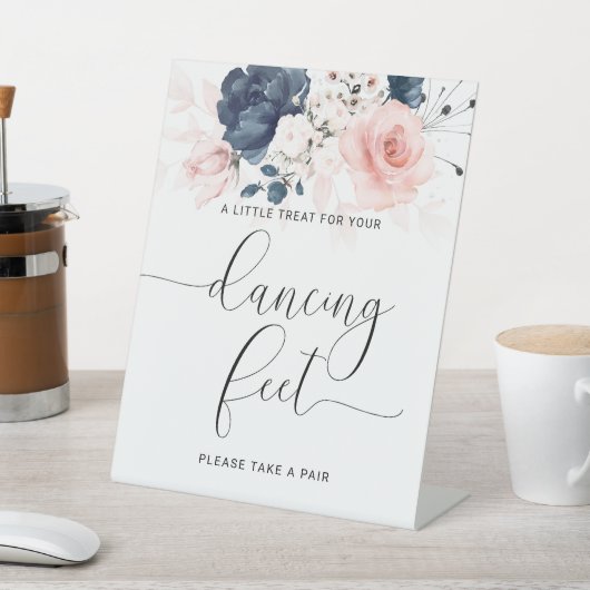 Navy Blue en Blush Pink Wedding Dancing Feet Reclamebord Met Voetstuk (Insitu)
