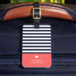 Navy Blue en Coral Chic Stripes Heart Monogram Bagagelabel<br><div class="desc">Stijlvol op maat gedrukt bagagelabel in koraal, marineblauw en witte kleuren. Dit ontwerp is voorzien van een preppy klassieke marine en wit gestreepte patroon. Personaliseer het met jouw naam monogram of andere aangepaste tekst met een schattig hartsymbool. Voeg uw contactgegevens op de achterkant toe in hoesje dat uw bagage tijdens...</div>