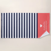 Navy Blue en Coral Chic Stripes Heart Monogram Strandlaken (Voorkant)
