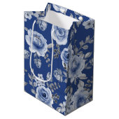 Navy Blue en Elegant Moderne Waterverf Floral Medium Cadeauzakje (Voorkant Gekanteld)