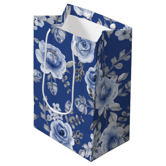 Navy Blue en Elegant Moderne Waterverf Floral Medium Cadeauzakje (Voorkant Gekanteld)