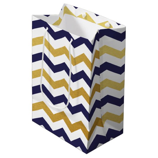 Navy Blue en Gold Chevron Pattern Gift Bag Medium Cadeauzakje (Voorkant Gekanteld)
