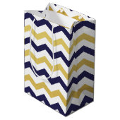 Navy Blue en Gold Chevron Pattern Gift Bag Medium Cadeauzakje (Achterkant Gekanteld)