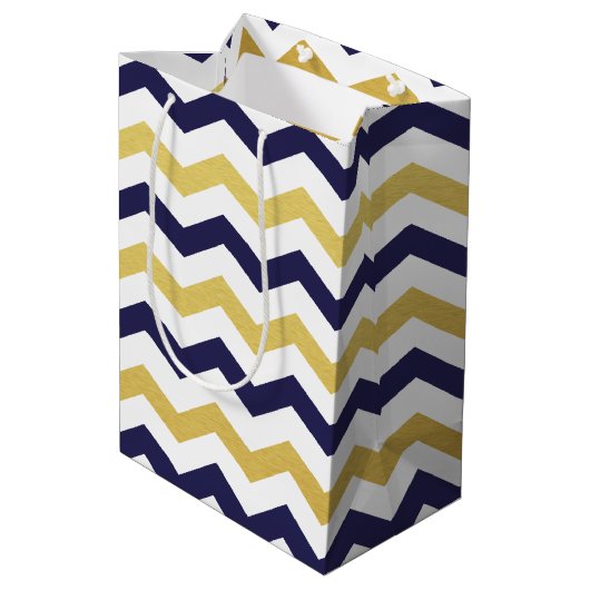 Navy Blue en Gold Chevron Pattern Gift Bag Medium Cadeauzakje (Achterkant Gekanteld)