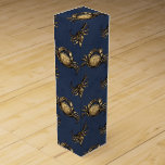 Navy Blue en Gold Crab Fest Wijn<br><div class="desc">Dit ontwerp toont een zich herhalend patroon van ingewikkelde, krabben tegen een diep marineblauwe achtergrond. De warme, aardse tinten van de krabben creëer vormen een opvallend contrast met de koele blauwe achtergrond, waardoor het perfect is voor een nautische decoratie of cadeauverpakking. Ideaal voor strandliefhebbers, kustdecoratie en zeeliefhebbers, dit patroon voegt...</div>