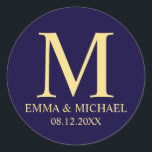 Navy Blue en Gold Elegant Monogram Wedding Favor Ronde Sticker<br><div class="desc">Een blauw en goudblauw modern elegant stijlvol ontwerp met uw monogram,  naam en datum in gouden professionele lettertypestijl op een blauw marineschandaal. Houd er rekening mee dat bladgoud dat op het product wordt weergegeven een gedrukt effect is en geen echte goudfolie.</div>