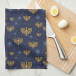 Navy Blue en Gold Hanukkah Menorah Pattern Theedoek<br><div class="desc">Dit ontwerp is voorzien van een gouden menorah en ster van het David-patroon en een medaillon met bijbehorende menorah en blauwe en gouden boeket van bloemen. De blauw achtergrondkleur van de marine op dit schattige waterverf rendierpatroonontwerp kan worden veranderd in letterlijk elke kleur die je leuk vindt! Kies gewoon het...</div>