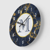 Navy Blue en Gold Marble Modern Stylish Monogram Grote Klok (Hoek)