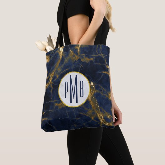 Navy Blue en Gold Marble Modern Stylish Monogram Tote Bag (Dichtbij)