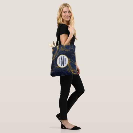 Navy Blue en Gold Marble Modern Stylish Monogram Tote Bag (Op model)