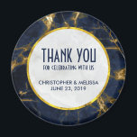Navy Blue en Gold Marble Modern Stylish Wedding Magneet<br><div class="desc">Het huwelijk gunt magneten met een stijlvolle en elegante achtergrond van marmer en goudmarmer. Gelaagd over bovenkant is een cirkel met een faux gouden grens van de folie met uw gepersonaliseerde tekst binnen.</div>