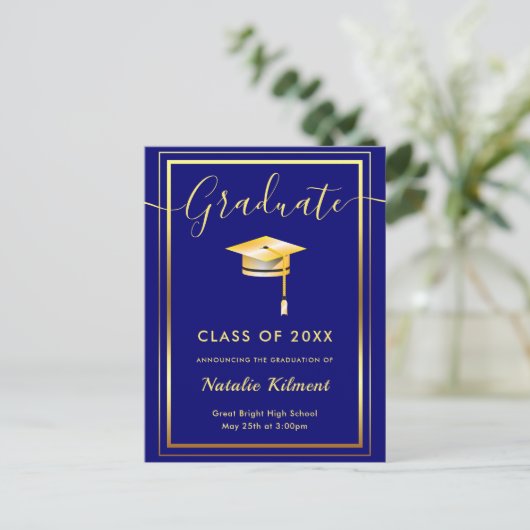 Navy Blue en Gold Modern Afstuderen Pet Afstuderen Aankondigingskaart (Staand voorkant)