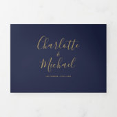 Navy Blue en Gold Script Monogram Weddenschap Drieluik Uitnodiging (Cover)
