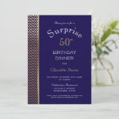 Navy Blue en Gold Surprise 50th Birthday Dinner Kaart (Staand voorkant)