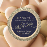 Navy Blue en Gold Wedding Favor Ronde Sticker<br><div class="desc">Voeg een vleugje romance toe aan uw huwelijksgunsten met onze moderne, elegante dank u stickers. Met chique glittergoud en marineblauwe design, tonen deze stickers een prachtig getekend paar liefdesvogels, die perfect de essentie van liefde vastleggen. Ideaal om je dankbaarheid te uiten, ze zullen je gunsten verheffen met een stijlvolle flair...</div>
