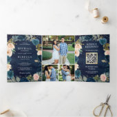 Navy Blue en Peach Floral Photo QR Code Weddenscha Drieluik Uitnodiging (Binnen)