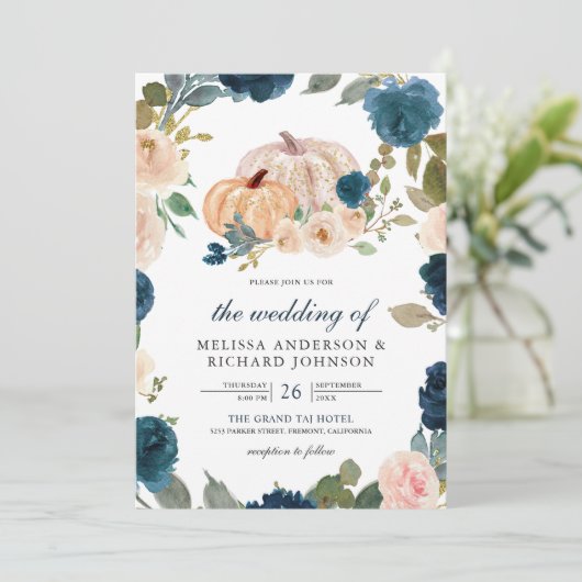 Navy Blue en Peach Floral Pumpkin Wedding Kaart (Staand voorkant)
