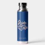 Navy Blue en Roos Gold Bride Tribe Bachelorette Waterfles<br><div class="desc">Deze eenvoudige elegante Navy blauw en Roos Gouden waterfles met aangepaste naam kan een perfect vrijgezellengeschenk maken! Personaliseer het gemakkelijk met jouw naam. U kunt ook de achtergrondkleur wijzigen,  klik op "Bewerken met ontwerpgereedschap".</div>