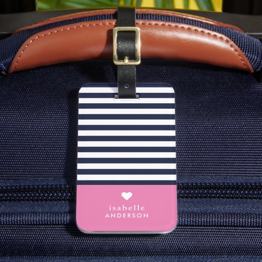 Navy Blue en Roze Chic Stripes Heart Monogram Bagagelabel (Voorkant Insitu 2)