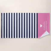 Navy Blue en Roze Chic Stripes Heart Monogram Strandlaken (Voorkant)