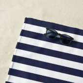 Navy Blue en Roze Chic Stripes Heart Monogram Strandlaken (In situ)