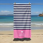Navy Blue en Roze Chic Stripes Heart Monogram Strandlaken<br><div class="desc">Stijlvolle aangepaste strandlaken in roze, marineblauw en witte kleuren. Dit ontwerp is voorzien van een preppy klassieke marine en wit gestreepte patroon. Personaliseer het met jouw naam monogram of andere aangepaste tekst met een schattig hartsymbool. Gebruik de ontwerpgereedschappen om achtergrondkleuren te kiezen, de tekstlettertypen en -kleuren te bewerken en uw...</div>