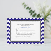 Navy Blue en White Chevron Pattern Wedding RSVP Kaartje (Staand voorkant)