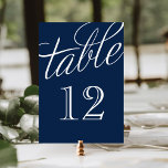 Navy Blue en White Elegant Script Table Numbers Kaart<br><div class="desc">Eenvoudige en elegante lijstaantalkaarten met een het manuscriptdoopvont van de calligrafiestijl. Pas elke kaart aan met uw tabelnummers om het even welke groottrouwerij of feestdag aan te passen. Klik op Aanpassen om het aantallettertype en de kleur van het getal te wijzigen of de achtergrondkleur te wijzigen in creëer uw eigen...</div>