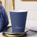 Navy Blue en White Modern Monogram Latte Mok<br><div class="desc">Introductie van ons Navy Blue and White Modern Monogram Collectie: Verhoog uw interieur met ons verfijnde collectie met een hedendaags marineblauw en wit kleurenschema. Elk stuk is zorgvuldig vervaardigd om elegantie en stijl uit te stralen, perfect voor het toevoegen van een vleugje moderne flair aan elke kamer. Of u nu...</div>