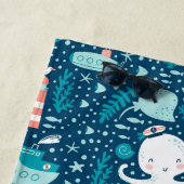 Navy Blue en White Nautical Pattern Boy Strandlaken (In situ)