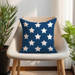 Navy Blue en White Star Patrotic Patriotic Buitenkussen<br><div class="desc">Stijlvolle blauwe kussens voor de marine met een groot wit sterpatroon. De achtergrondkleur kan worden gewijzigd via aanpassen.</div>