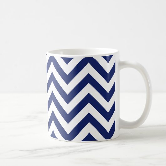 Navy Blue en White Zigzag Stripes Chevron Pattern Koffiemok (Rechts)