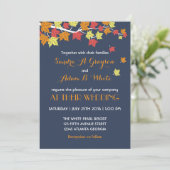 Navy Blue Falling Maple Leaves Wedding Invitation Kaart (Staand voorkant)