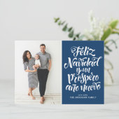 Navy Blue Feliz Navidad Script Kerstfoto Feestdagenkaart (Staand voorkant)