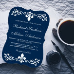 Navy Blue Fleur De Lis Flourish Wedding Invitation Kaart<br><div class="desc">Verrijk je gasten met deze elegante trouwuitnodiging met een mooie vloour de lis-grens tegen een blauwe achtergrond. Voeg eenvoudig uw gebeurtenisdetails op deze makkelijk te gebruiken sjabloon toe om het één-van-een-soort uitnodiging te maken.</div>
